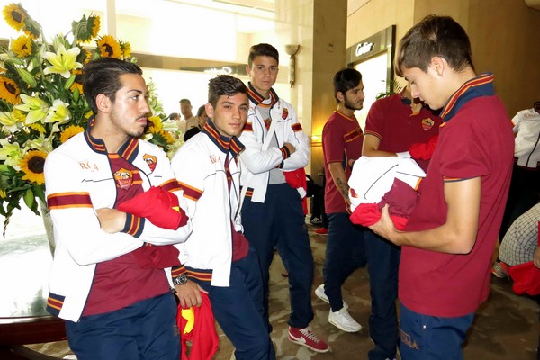 U.19 AS Roma mua khăn choàng tặng người thân 13