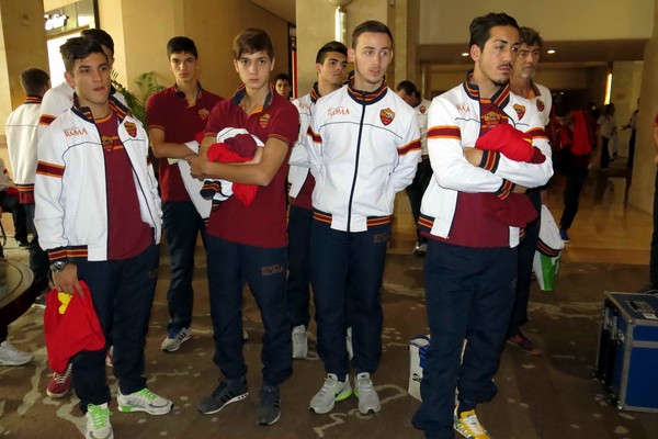 U.19 AS Roma mua khăn choàng tặng người thân 14