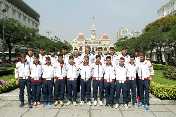 U.19 AS Roma mua khăn choàng tặng người thân 15