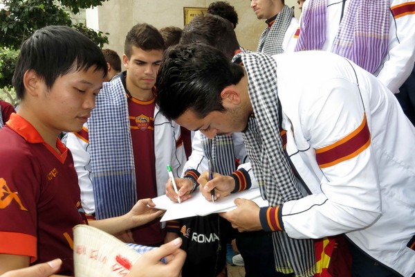 U.19 AS Roma mua khăn choàng tặng người thân 16