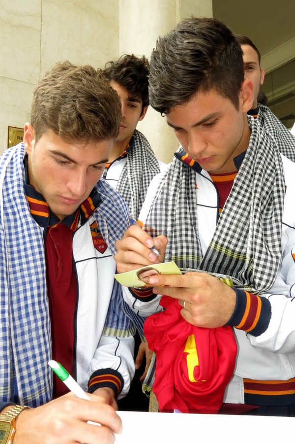 U.19 AS Roma mua khăn choàng tặng người thân 17