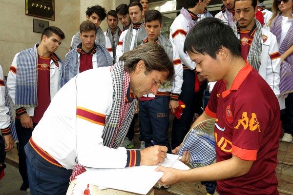 U.19 AS Roma mua khăn choàng tặng người thân 19