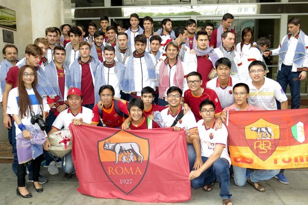 U.19 AS Roma mua khăn choàng tặng người thân 2