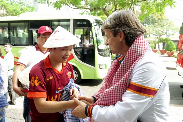 U.19 AS Roma mua khăn choàng tặng người thân 5