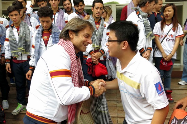 U.19 AS Roma mua khăn choàng tặng người thân 6