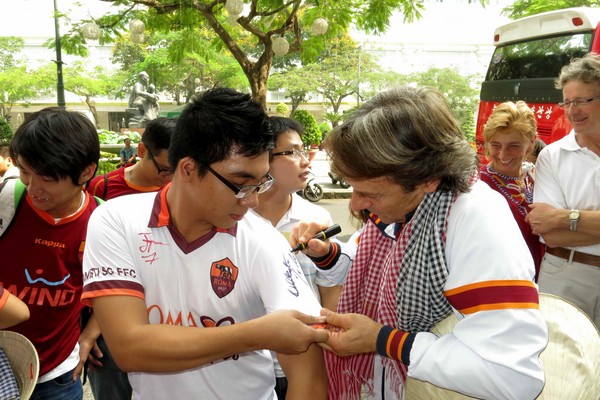 U.19 AS Roma mua khăn choàng tặng người thân 7