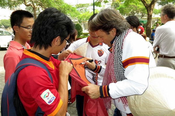 U.19 AS Roma mua khăn choàng tặng người thân 8