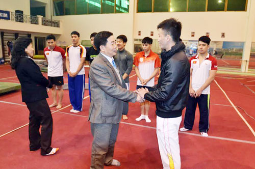 Ông Nguyễn Văn Tuyết (trái) làm việc với đội thể dục dụng cụ tại Nhổn - Ảnh: Thu Mai 
