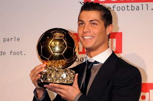 Ronaldo đặt một tay vào Quả bóng vàng