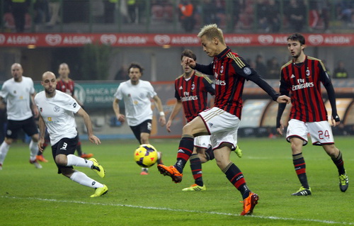 Honda ghi bàn trong ngày Seedorf trở lại AC Milan-2