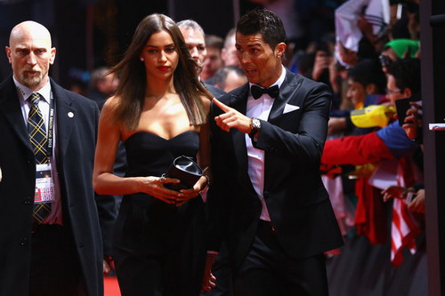 Bạn gái Cristiano Ronaldo nhận Quả bóng bạc