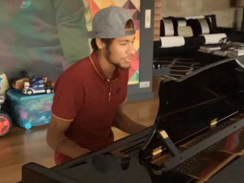 Neymar trổ tài đàn hát
