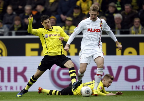Dortmund bị Augsburg cầm hòa 2-2
