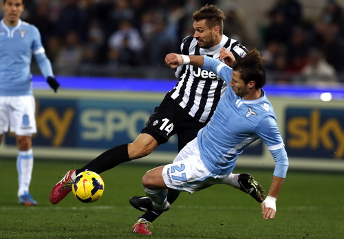 Lazio ngắt mạch toàn thắng của Juventus tại Serie A-3