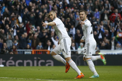 Karim Benzema ấn định chiến thắng 2-0 cho Real Madrid trong trận gặp Granada
