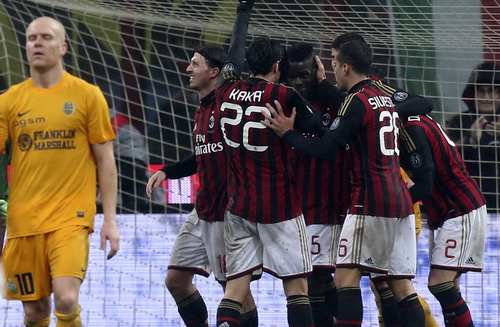Balotelli giúp AC Milan giành chiến thắng trong trận Seedorf ra mắt