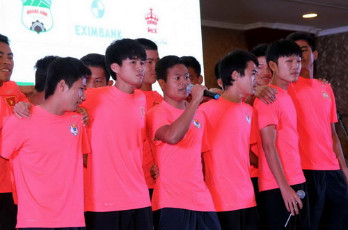 Cầu thủ U.19 Việt Nam làm từ thiện
