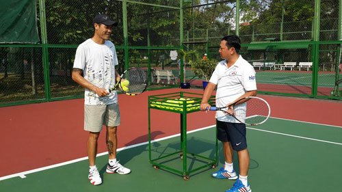 Nghề tay trái của VĐV - Kỳ 8: Ngôi sao điền kinh đi dạy quần vợt