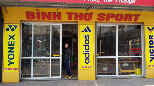 Nguyễn Thị Bình Thơ và cửa hàng Bình Thơ Sport - Ảnh: Nguyễn Huân 