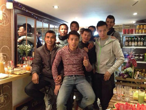Ngọc Duy và các đồng đội CLB Hà Nội T&T tại quán cà phê của mình - Ảnh: Như Minh