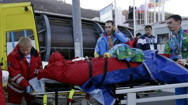Nhân viên bị tai nạn được đưa lên xe cấp cứu - Ảnh: Reuters