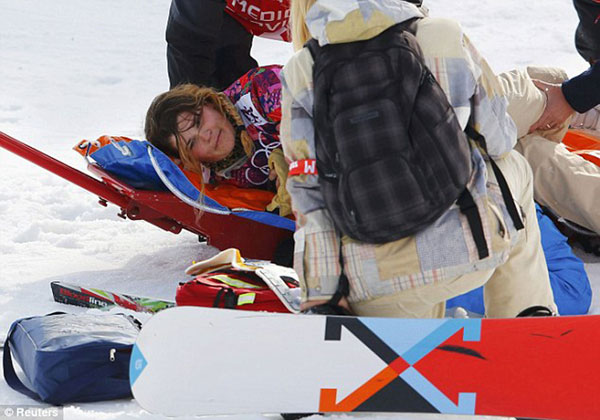 Nữ VĐV Jacqueline Hernandez của Mỹ bất tỉnh nhân sự khi bị té ngã lúc thi đấu - Ảnh: Reuters