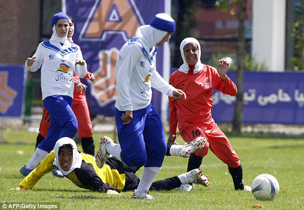 4 cầu thủ nữ Iran là đàn ông