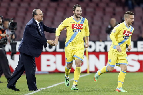 Higuain lập cú đúp giúp Napoli hạ AC Milan