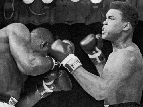 Găng tay của huyền thoại Muhammad Ali có giá hơn 17 tỉ đồng