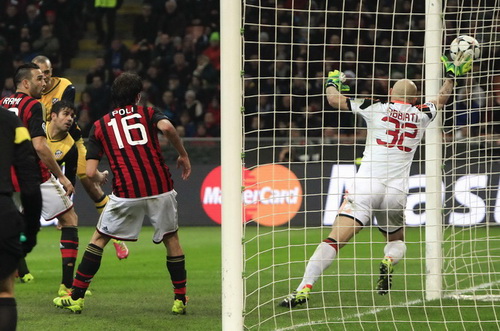 Diego Costa ghi bàn cho Atletico Madrid trong trận gặp AC Milan ở lượt đi vòng knock-out Champions League