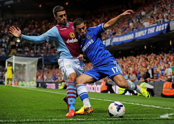Chelsea (phải) đã thắng Aston Villa 2-1 tại Stamford Bridge ở lượt đi - Ảnh: AFP