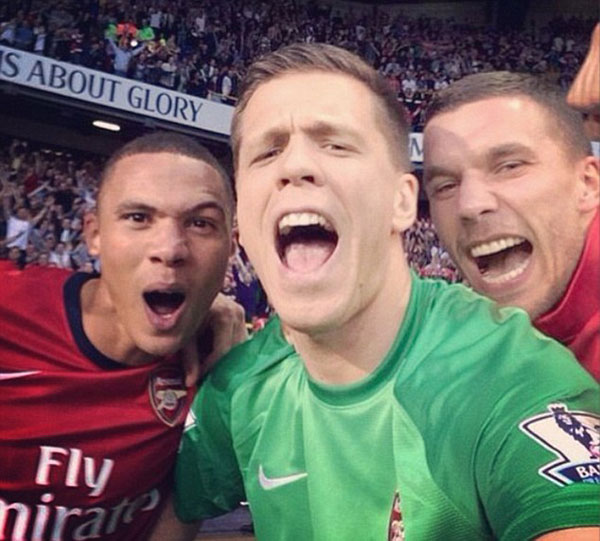 Szczesny cạnh tranh hình “tự sướng” với sao Hollywood trong lễ trao giải Oscar