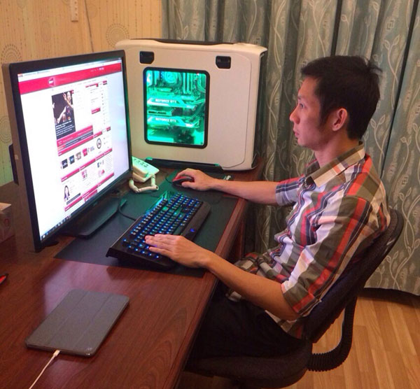 Tiến Minh bên dàn máy tính của mình  - Ảnh: Anh Dũng
