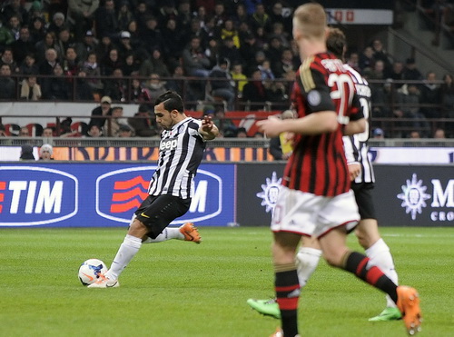 Tevez ghi siêu phẩm, AC Milan thua đau Juventus
