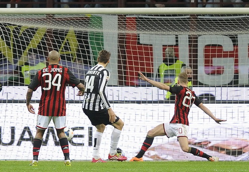 AC Milan thua Juventus 0-2 tại Serie A-2