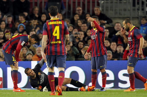 Thủ môn Victor Valdes của Barcelona bị chấn thương