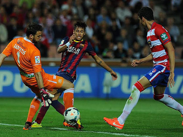 Barcelona (giữa) hoàn toàn bất lực trong việc chinh phục mành lưới của Granada  - Ảnh: AFP