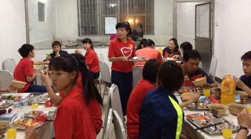 Bữa ăn của đội tuyển nữ tại Trung Quốc không đảm bảo chất lượng - Ảnh: facebook