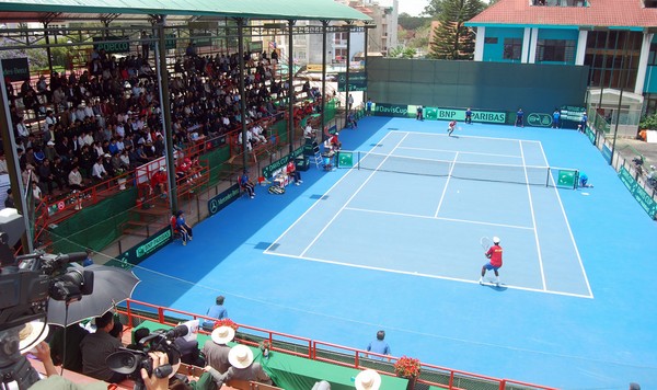 Nhiều khán giả Đà Lạt cổ vũ các cầu thủ thi đấu.  
