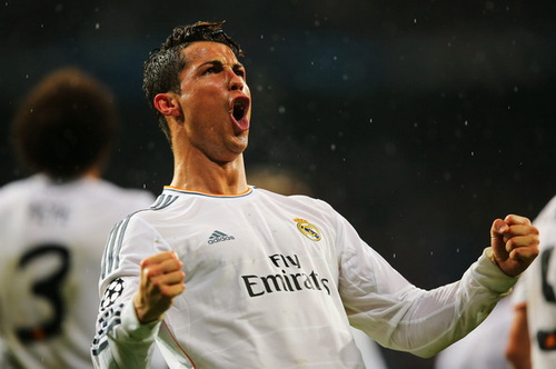 Ronaldo san bằng kỷ lục ghi bàn của Messi-2