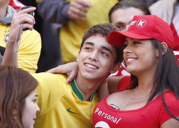 Hoa hậu World Cup quay sang cổ vũ tuyển Brazil