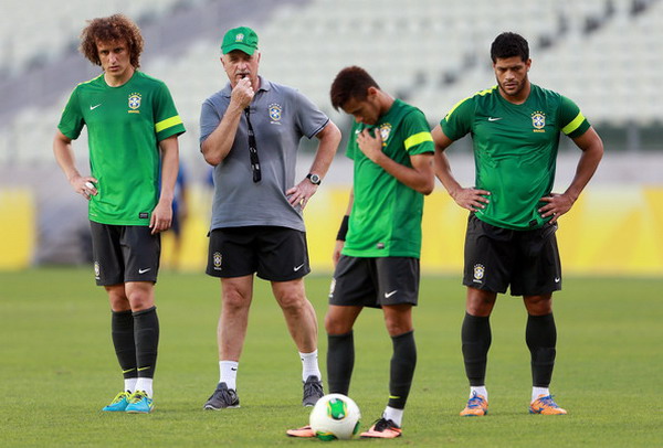 Scolari hứa cho cầu thủ gần nữ sắc tại World Cup