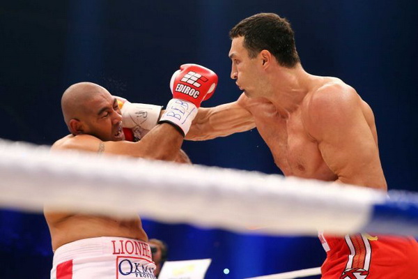 Klitschko vẫn bất khả chiến bại sau trận thắng thần tốc