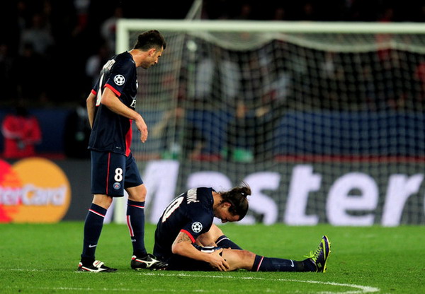 Tiền đạo Zlatan Ibrahimovic của PSG bị chấn thương