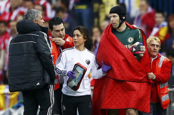 Chelsea chịu tổn thất: Cech nghỉ hết mùa