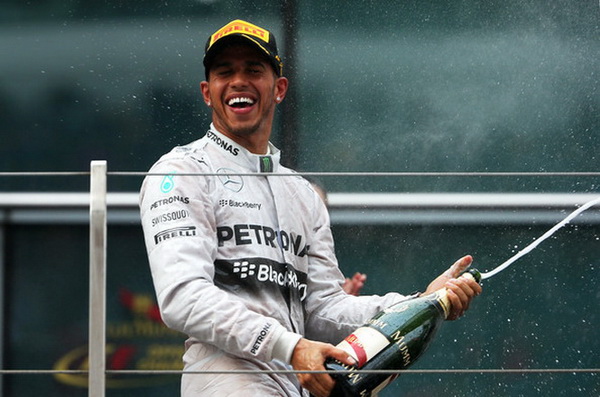 Hamilton tỏa sáng ở China GP, Vettel lại hít khói