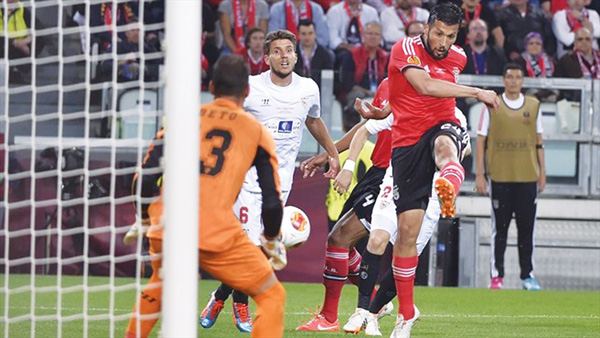 Dù rất cố gắng nhưng Benfica (phải) vẫn không thể nào sút thủng lưới Sevilla trong 120 phút thi đấu - Ảnh: AFP 