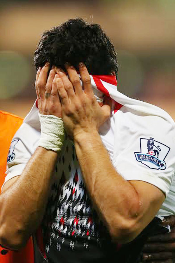 Nỗi thất vọng tột cùng của Liverpool được thể hiện qua những giọt nước mắt của Suarez - Ảnh: AFP