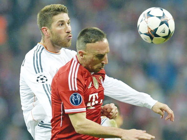 Bayern (phải) hoàn toàn bất lực trước hàng phòng ngự vững vàng của Real - Ảnh: AFP 
