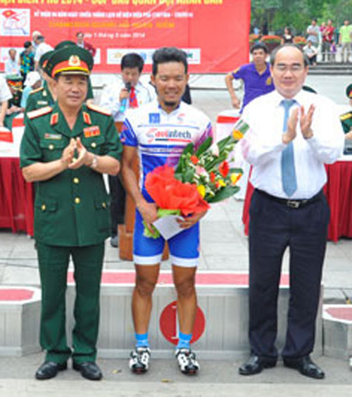 Lê Văn Duẩn thắng chặng đầu giải xe đạp về Điện Biên Phủ